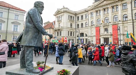Žmonės vaikščiojantys Laisvės Keliu Bostone