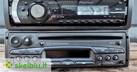 Thematinė nuotrauka su automobilio interjeru ir CD grotuvu