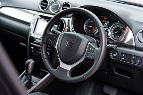 Suzuki Vitara interjero nuotrauka su prietaisų skydeliu