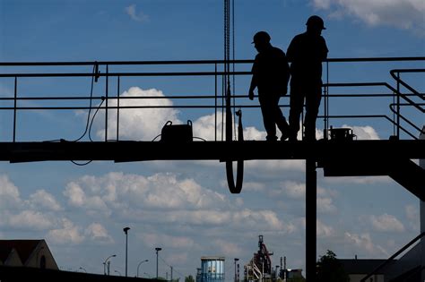 Darbuotojų mokymai aukštos įtampos sunkvežimių gamybos sektoriuje