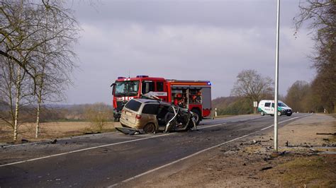 Nuotrauka su mikroautobusu po avarijos ar gelbėjimo tarnybų darbas