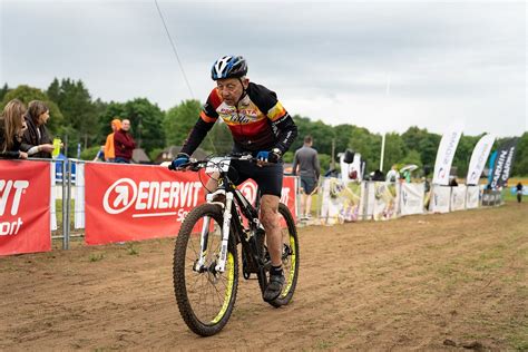 Dviratininkai startuoja JEEP MTB maratono etape