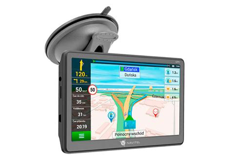 Technikas remontuoja GPS navigatorių, keičiant ekraną