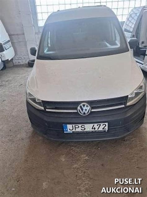 VW Caddy automobilis pakeltas ant keltuvo remontui