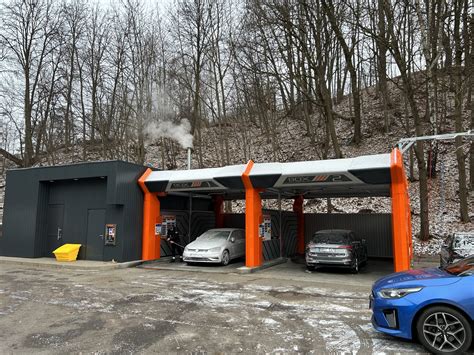 Nuotrauka: moderni automobilių plovykla su klientais