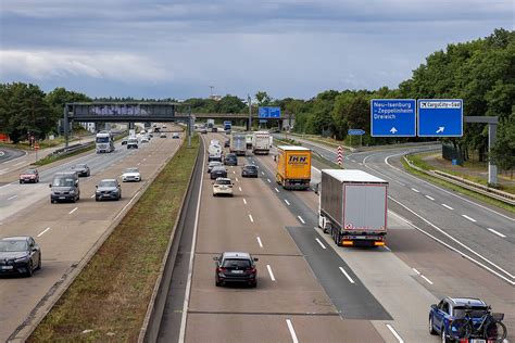 Tematinė nuotrauka: Vokietijos greitkelis ir modernus automobilis
