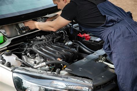 Mechanikas tikrina automobilio pakabą