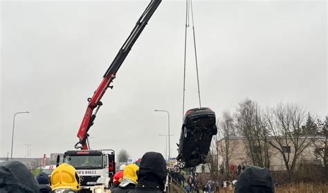 Nuskendęs automobilis upėje