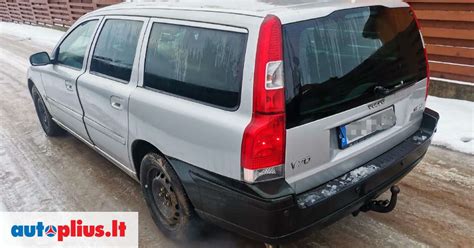 Volvo V70 automobilis su sumontuotu priekabos kabliu, paruoštas vilkti priekabą