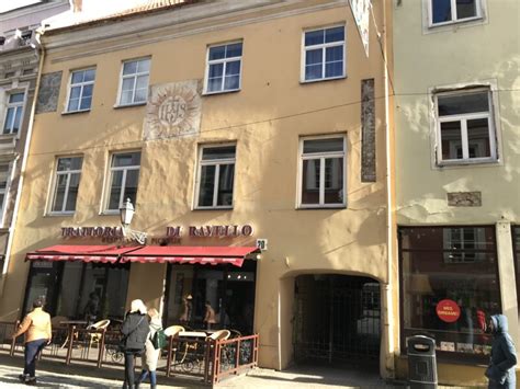 Miesto kavinės ir restorano fasadas, atspindintis Reno kulinarinę įvairovę