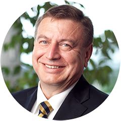 Rimantas Stankevičius uniformoje prie orlaivio