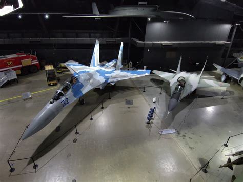 Naikintuvas Su-27 ore demonstruojantis figūras