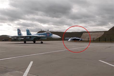 Naikintuvo Su-27 nuolaužos po katastrofos