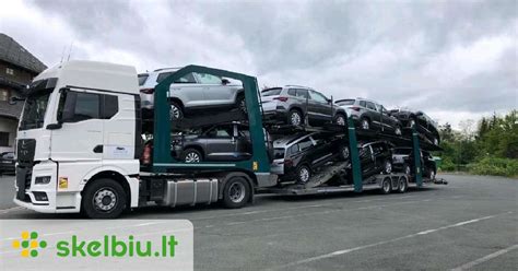 Autovežio vairuotojas atliekantis techninę apžiūrą prieš reisą
