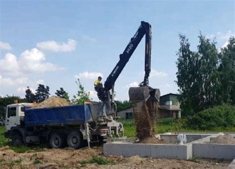Sunkvežimis su manipuliatoriumi krauna statybinę techniką