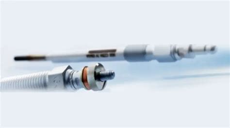 susidėvėjusi pakaitinimo žvakė su matomais gedimo požymiais