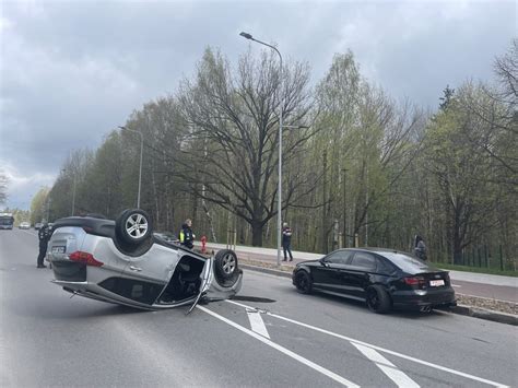 Apvirtęs Audi automobilis po susidūrimo su medžiu Vilniuje