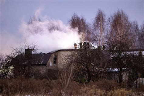 Lėktuvo avarijos vieta prie prekybos centro DFO Melburno priemiestyje, liepsnos ir gelbėjimo tarnybų darbas