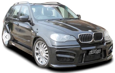 BMW X5 E70, važiuojantis užmiesčio keliu, ryškus sportiško visureigio siluetas