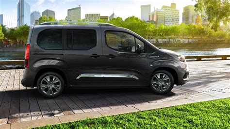 Toyota Proace Verso interjero nuotrauka su erdviomis sėdynėmis ir stumdomomis durimis