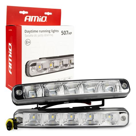 automobilis su LED dienos žibintais važiuojantis keliu dienos metu