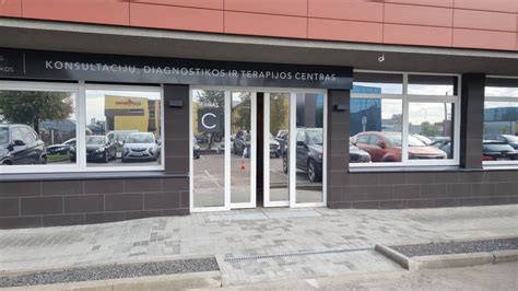 Teminis automobilio su tonuotais stiklais ir skaidriomis apsauginėmis plėvelėmis kadras