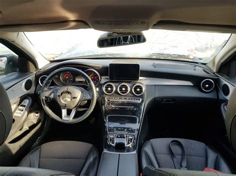 Mercedes-Benz C220 salono interjero nuotrauka su prietaisų skydeliu
