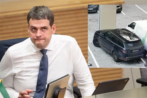 Tematinė nuotrauka: jaunas žmogus prie nuomoto automobilio, šypsosi