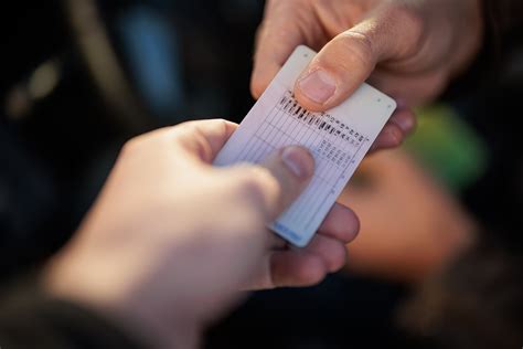 Nuotrauka: rankos laiko vairuotojo pažymėjimą ir asmens tapatybės kortelę