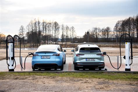 grafikas, palyginantis elektromobilio nuvažiuojamą atstumą su oro kondicionieriumi ir be jo