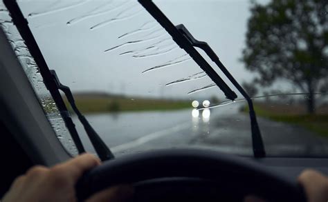 Teminis automobilio nuotrauka, važiuojančio per lietų