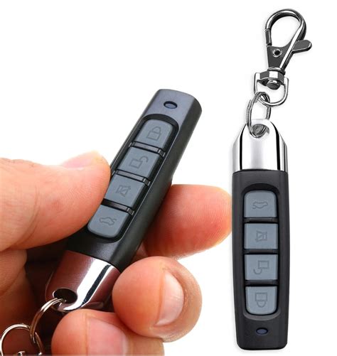 Teminė nuotrauka: šiuolaikinio automobilio nuotolinio valdymo pultelis su ištraukiamu mechaniniu raktu