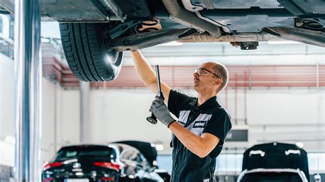 Mechanikas atlieka variklio techninę priežiūrą