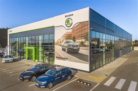 Teminė nuotrauka: automobilių salonas su naujais ir naudotais automobiliais