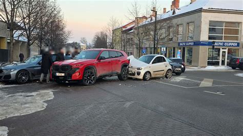 Automobilių susidūrimas miesto gatvėje esant blogoms oro sąlygoms
