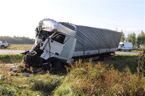 Susidūrimas tarp lengvųjų automobilių ir traktoriaus kelyje, tamsus paros metas