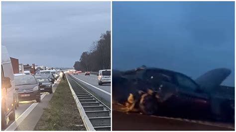 Masinė kelių automobilių avarija kelyje su apvirtusia transporto priemone