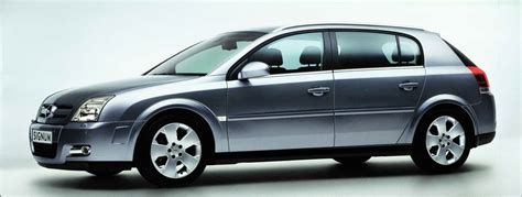 Thematic image of Opel Signum on the road with a focus on its wheels