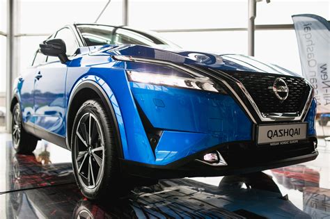 „Nissan Qashqai“ trečiosios kartos modelio eksterjero dizainas, demonstruojantis naujas priekines groteles ir LED žibintus