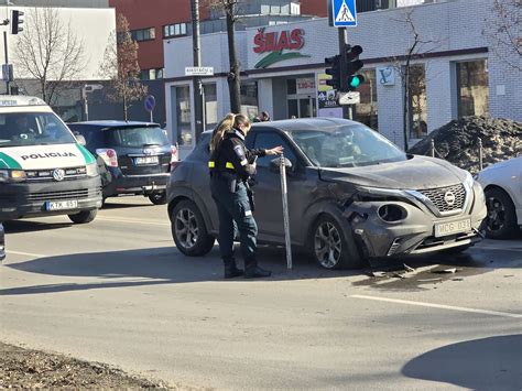 Bendras eismo įvykio vietoje dirbančių tarnybų (policijos, greitosios pagalbos) nuotrauka