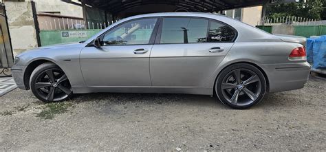 BMW E65 automobilis su dideliais R21 ratlankiais