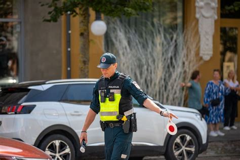 Policijos automobilio patikra kelyje