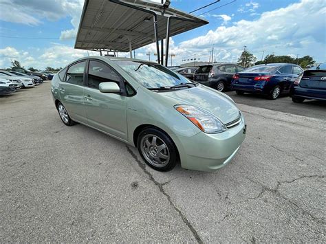 2008 metų Toyota Prius (antra karta) važiuojantis keliu
