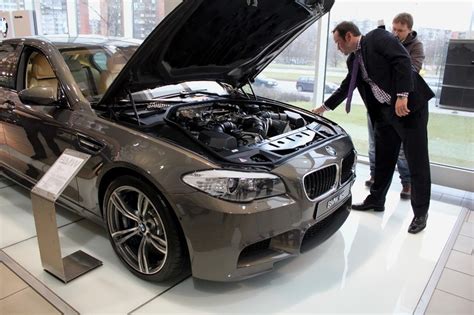 BMW automobilių surinkimo linija su darbuotojais