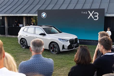 Klientai atsiima naujus BMW automobilius „BMW Pasaulyje“