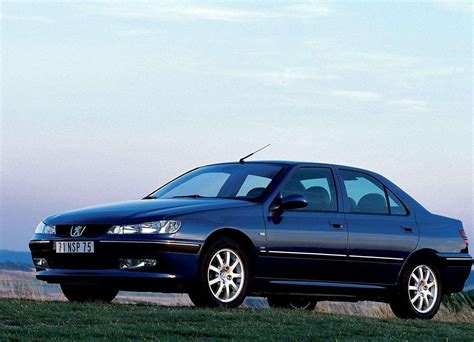 The Peugeot 406 (2001 model year) from the front side, highlighting the front fenders