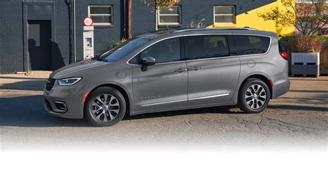 Chrysler Pacifica minivenas šeimos fone