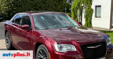 Elegantiškas Chrysler 300 sedanas mieste