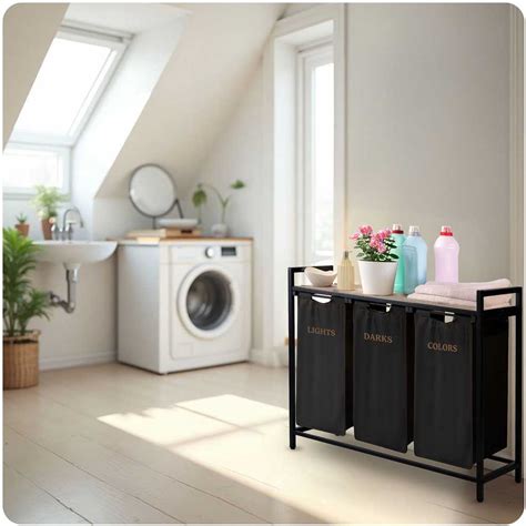 Schematinis brėžinys, iliustruojantis kėbulo ant rėmo konstrukciją, lyginant su monokoko konstrukcija.