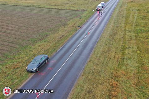 Teminė nuotrauka: automobilis, slystantis ant apledėjusio kelio